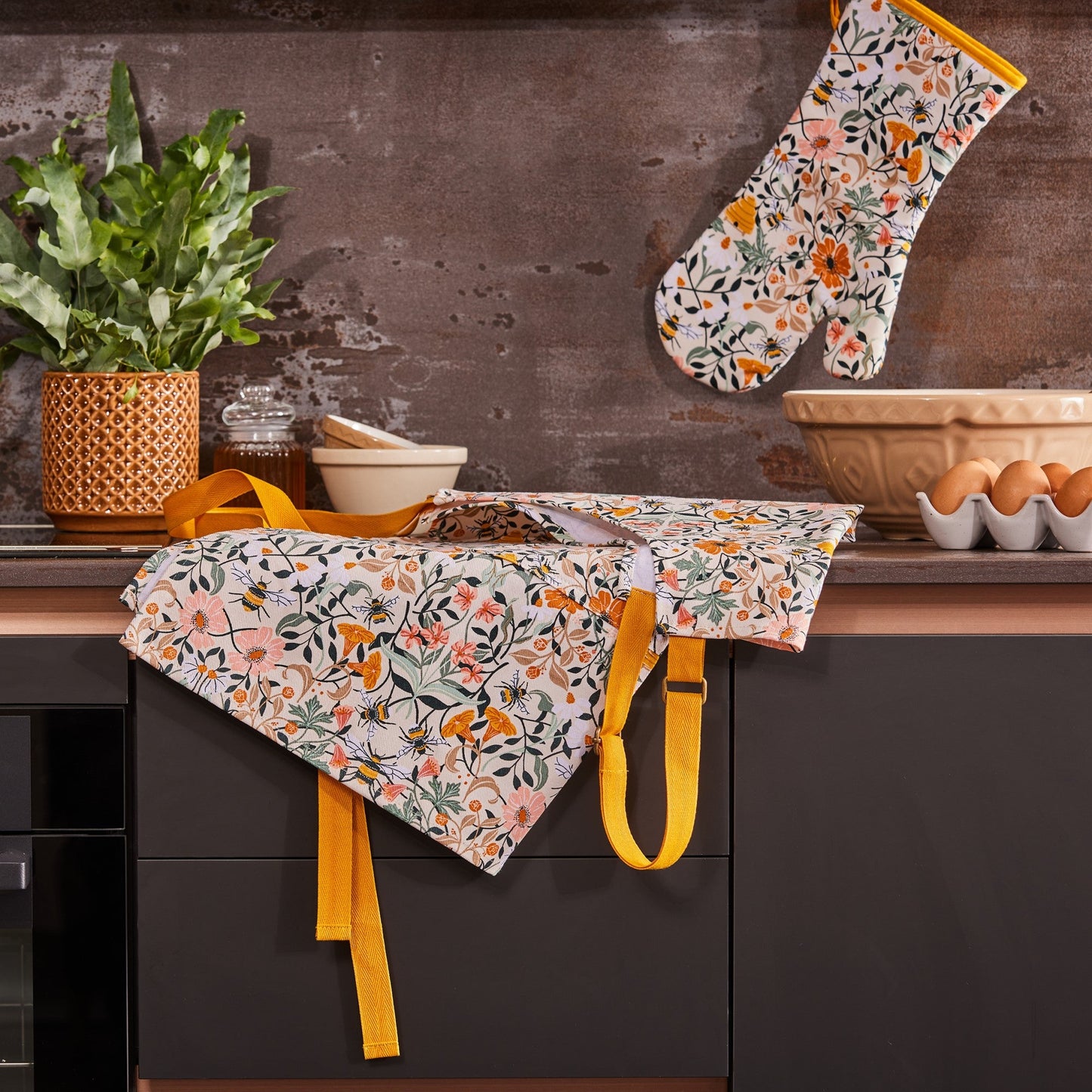 Ulster Weavers Bee Bloom Gauntlet Oven Glove One Size in Multi - Gauntlet Oven Glove - Ulster Weavers