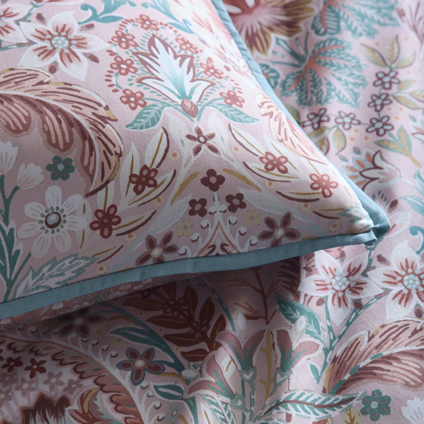 Floral Damask Duvet Cover Set in Multi