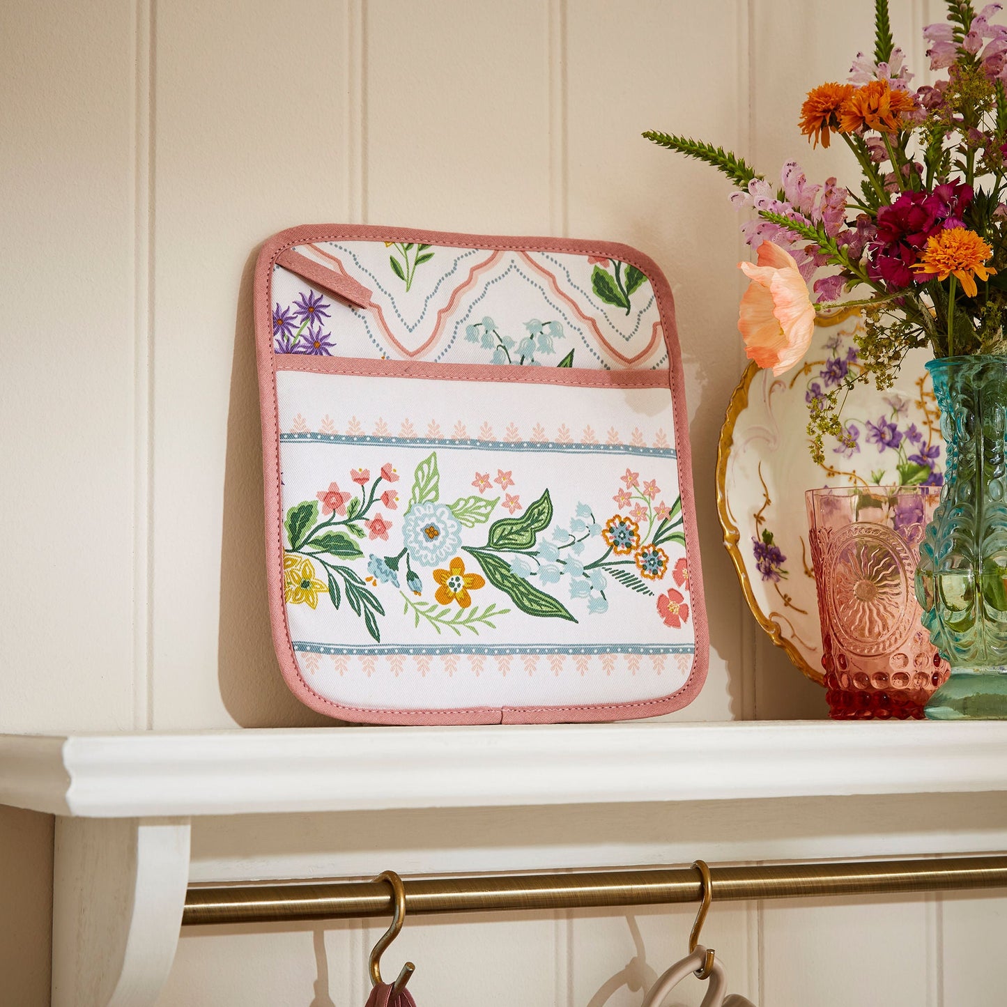 Petals & Prose Pot Mitt in Pink