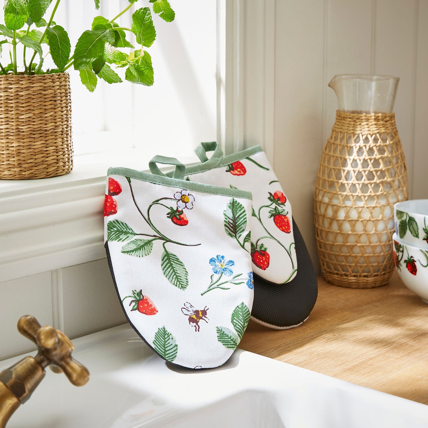 Strawberry Patch Microwave Mitts Pair in Green